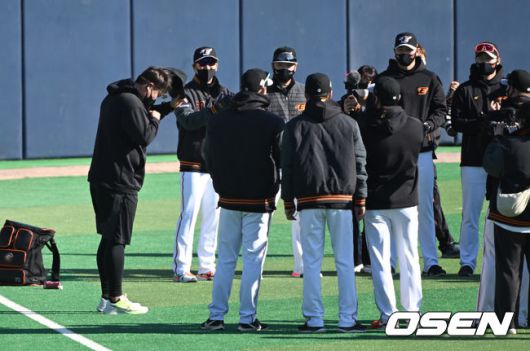 [OSEN=거제, 이대선 기자] 한화 이글스 스프링캠프가 3일 경상남도 거제시 하청스포츠타운에서 진행됐다.토론토 류현진이 한화 선수단에 모자를 벗어 인사를 하고 있다. 2022.02.03 /sunday@osen.co.kr