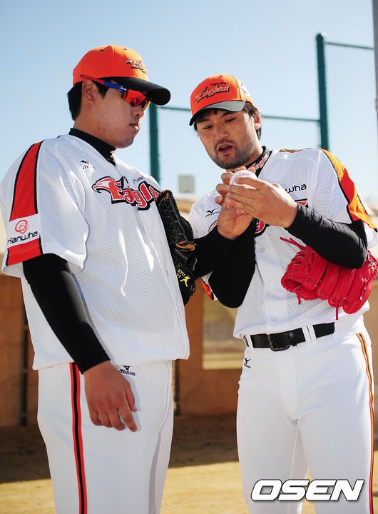 2012년 한화 애리조나 스프링캠프에서 박찬호(오른쪽)가 류현진에게 그립을 알려주고 있다. /OSEN DB