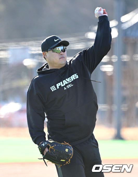 [OSEN=거제, 이대선 기자] 한화 이글스 스프링캠프가 3일 경상남도 거제시 하청스포츠타운에서 진행됐다.토론토 류현진이 캐치볼을 하고 있다. 2022.02.03 /sunday@osen.co.kr