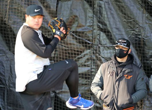 호세 로사도 한화 투수코치가 류현진의 불펜 피칭을 지켜보고 있다. /한화 이글스 제공