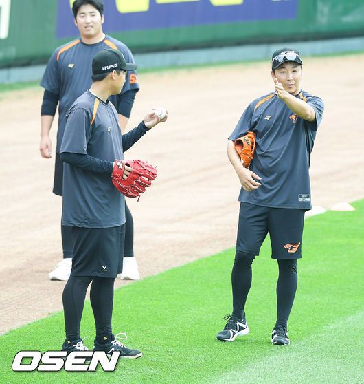 한화 정우람이 김기중에게 서클 체인지업을 가르쳐주고 있다. 21.06.15 /OSEN DB