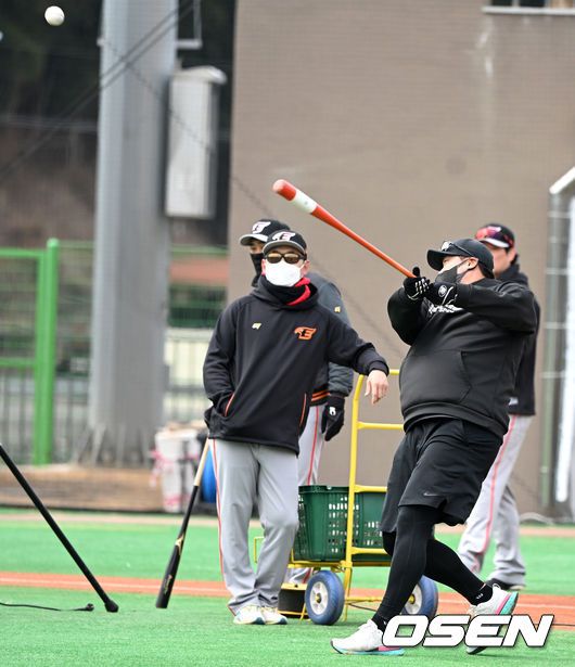 [OSEN=거제, 최규한 기자]토론토 류현진이 펑고 배트로 타격 하고 있다. 2022.02.14 / dreamer@osen.co.kr