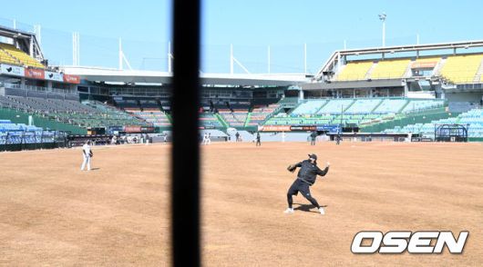 [OSEN=대전,박준형 기자]청백전이 열리는 가운데 류현진이 캐치볼을 하고 있다.  2022.02.23 / soul1014@osen.co.kr