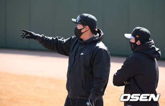 [OSEN=대전,박준형 기자]청백전이 열리는 가운데 류현진이 캐치볼을 위해 그라운드로 나서고 있다.  2022.02.23 / soul1014@osen.co.kr