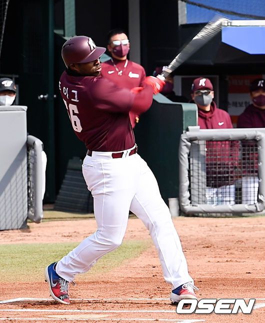 [OSEN=대전,박준형 기자]1회초 2사 1루 키움 푸이그가 안타를 날리고 있다.  2022.03.04