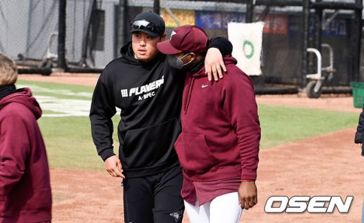 [OSEN=대전,박준형 기자]경기 앞서 류현진과 키움 푸이그가 인사를 하고 있다.  2022.03.04