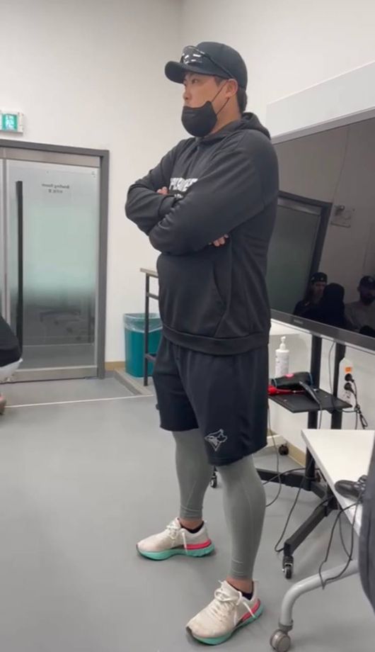 류현진이 한화 투수들과 미팅을 갖고 있다. /한화 이글스 제공