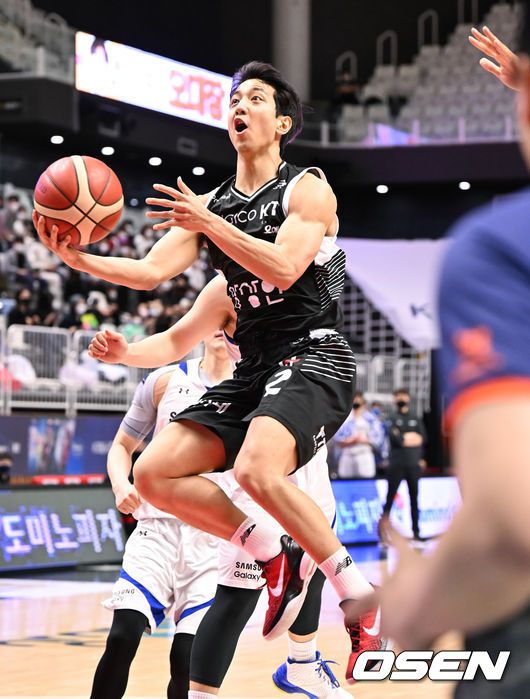 [OSEN=수원,박준형 기자] 20일 오후 수원 수원KT소닉붐 아레나에서 2021-2022 KGC인삼공사 정관장 프로농구 정규리그 수원 KT와 서울 삼성의 경기가 진행됐다.3쿼터 KT 허훈이 더블클러치슛을 시도하고 있다.  2022.03.20 / soul1014@osen.co.kr