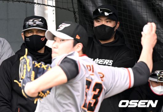 한화 김민우의 불펜 피칭을 류현진(오른쪽)이 지켜보고 있다. 2022.02.14 /OSEN DB