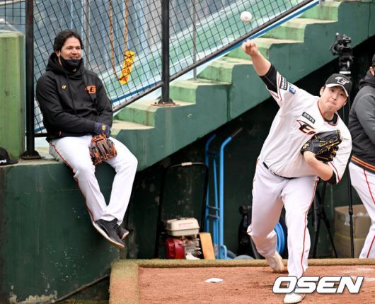 한화 수베로 감독이 김민우의 불펜피칭을 지켜보고 있다. 2022.03.01 /OSEN DB