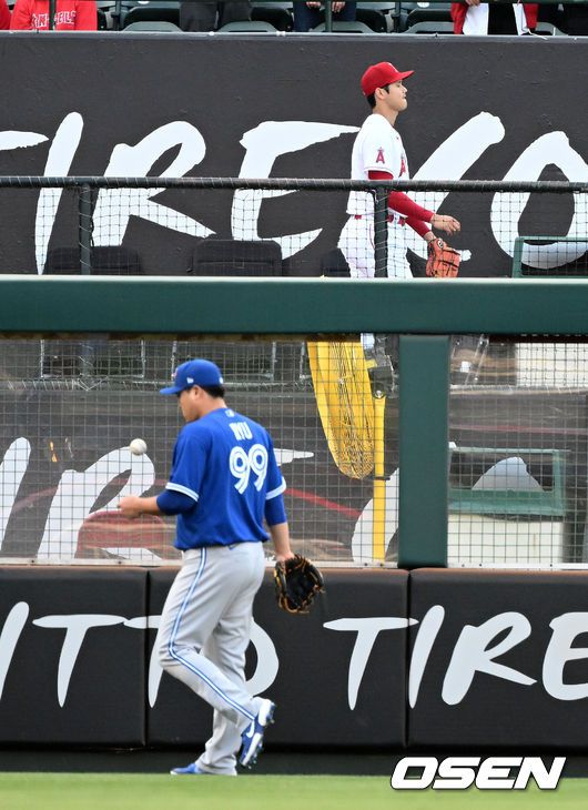 [OSEN=애너하임(미국 캘리포니아주), 최규한 기자]경기를 앞두고 토론토 류현진과 에인절스 오타니가 몸을 풀고 있다. 2022.05.27 /dreamer@osen.co.kr