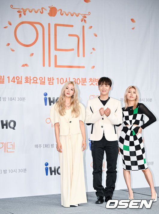 [OSEN=박준형 기자] 13일 오후 서울 도화동 서울가든호텔에서 IHQ 새 예능 프로그램 '에덴' 제작발표회가 진행됐다.  '에덴'은 설렘과 조건 사이에서 사랑을 찾는 일반인 남녀 8명의 연애 리얼리티 프로그램이다. 오로지 남자와 여자만 존재하는 '에덴 하우스'에서 본능적으로 끌린 상대방의 조건을 하나씩 추리해가며 진정한 사랑을 찾는다.  윤보미와 이홍기, 시미즈가 포즈를 취하고 있다. 2022.06.13 / soul1014@osen.co.kr