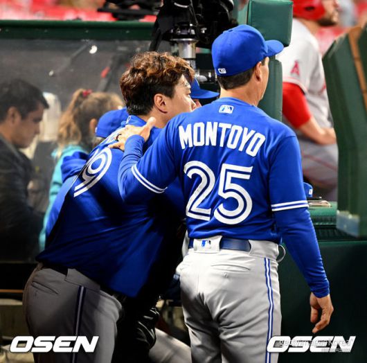 [OSEN=애너하임(미국 캘리포니아주), 최규한 기자]6회초 토론토 찰리 몬토요 감독과 류현진이 이야기를 나누고 있다. 2022.05.27 /dreamer@osen.co.kr
