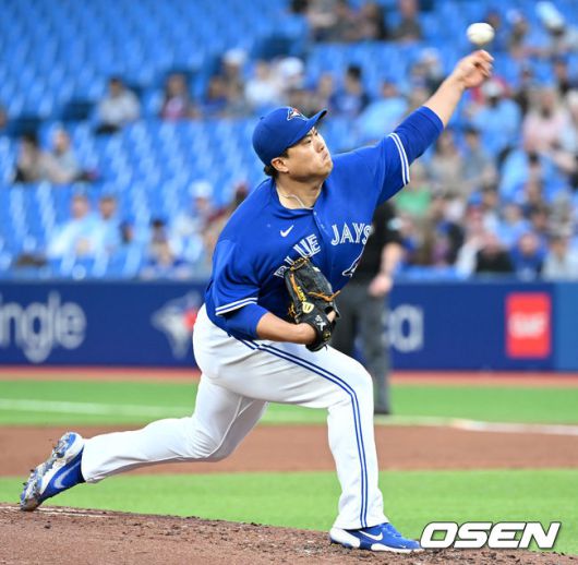 [OSEN=토론토(캐나다 온타리오주), 최규한 기자] 2일(한국시간) 캐나다 온타리오주 토론토 로저스센터에서 ‘2022 메이저리그’ 토론토 블루제이스와 시카고 화이트삭스의 경기가 열렸다.토론토 선발 류현진이 힘차게 공을 뿌리고 있다. 2022.06.02 / dreamer@osen.co.kr