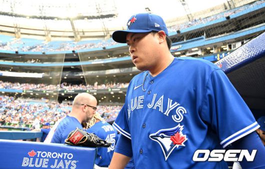 [OSEN=토론토(캐나다 온타리오주), 최규한 기자] 1회초 투구를 위해 더그아웃에서 마운드로 향하고 있다. 2022.06.02 / dreamer@osen.co.kr