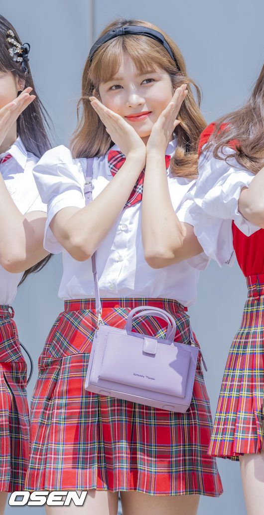 [OSEN=민경훈 기자] 18일 경기도 고양시 일산동구 JTBC스튜디오에서 '아는 형님' 녹화가 진행됐다.이 자리에는 걸그룹 아이브(IVE-안유진, 가을, 레이, 장원영, 리즈, 이서) 멤버들의 출근길이 진행됐다.아이브 레이가 녹화장으로 향하며 포즈를 취하고 있다. 2022.08.18 /rumi@osen.co.kr