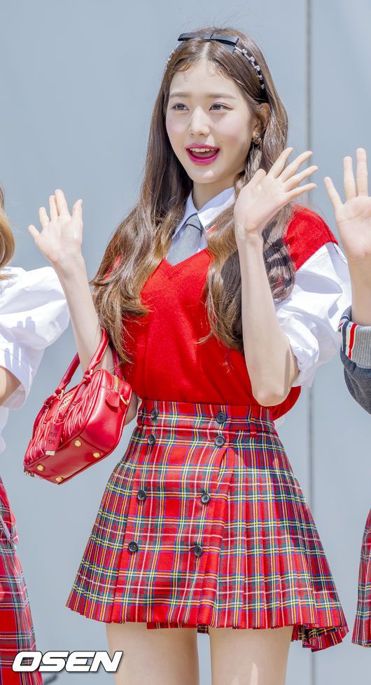 [OSEN=민경훈 기자] 18일 경기도 고양시 일산동구 JTBC스튜디오에서 '아는 형님' 녹화가 진행됐다.이 자리에는 걸그룹 아이브(IVE-안유진, 가을, 레이, 장원영, 리즈, 이서) 멤버들의 출근길이 진행됐다.아이브 장원영이 녹화장으로 향하며 포즈를 취하고 있다. 2022.08.18 /rumi@osen.co.kr