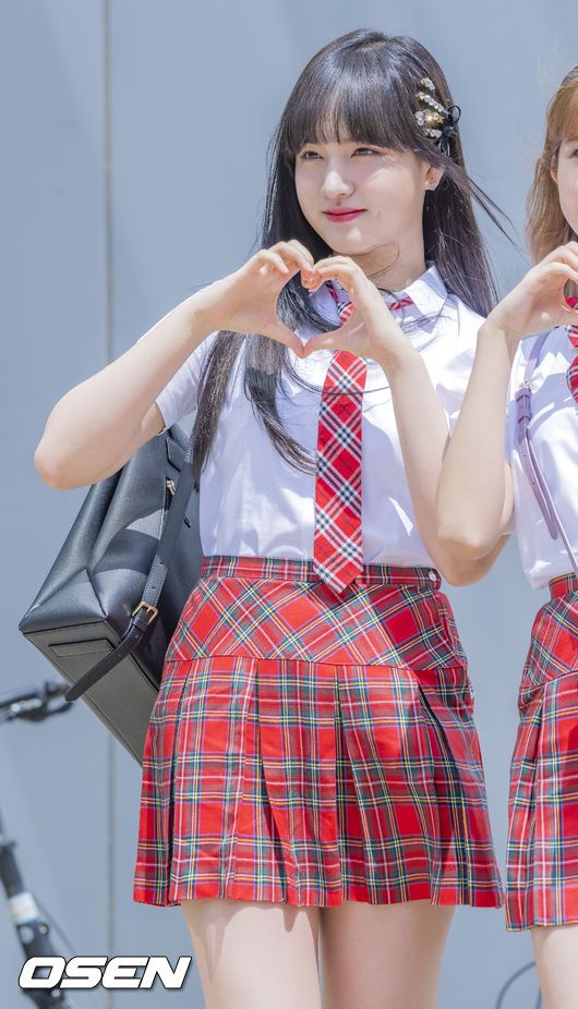 [OSEN=민경훈 기자] 18일 경기도 고양시 일산동구 JTBC스튜디오에서 '아는 형님' 녹화가 진행됐다.이 자리에는 걸그룹 아이브(IVE-안유진, 가을, 레이, 장원영, 리즈, 이서) 멤버들의 출근길이 진행됐다.아이브 리즈가 녹화장으로 향하며 포즈를 취하고 있다. 2022.08.18 /rumi@osen.co.kr