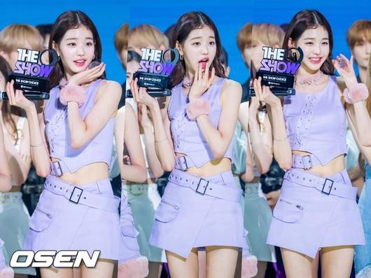 [OSEN=민경훈 기자] 6일 오후 서울 상암동 SBS프리즘타워에서 SBS MTV ‘THE SHOW(더쇼)’ 생방송이 진행됐다.더쇼 초이스에서 선정된 아이브(IVE)의 장원영이 트로피에서 떨어진 트로피 장식을 들고 깜찍한 표정을 짓고 있다. 2022.08.06 /rumi@osen.co.kr