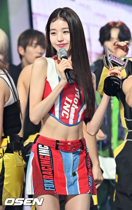 [OSEN=고양,민경훈 기자] 7일 오후 경기도 고양시 일산동구 MBC 드림센터에서 MBC M ‘Show! Champion(쇼! 챔피언)’ 생방송이 진행됐다.가수 아이브(IVE) 챔피언 송에 선정된 후 앵콜곡을 부르며 장원영과 가을이 트로피를 들고 인사를 하고 있다. 2022.09.07 / rumi@osen.co.kr