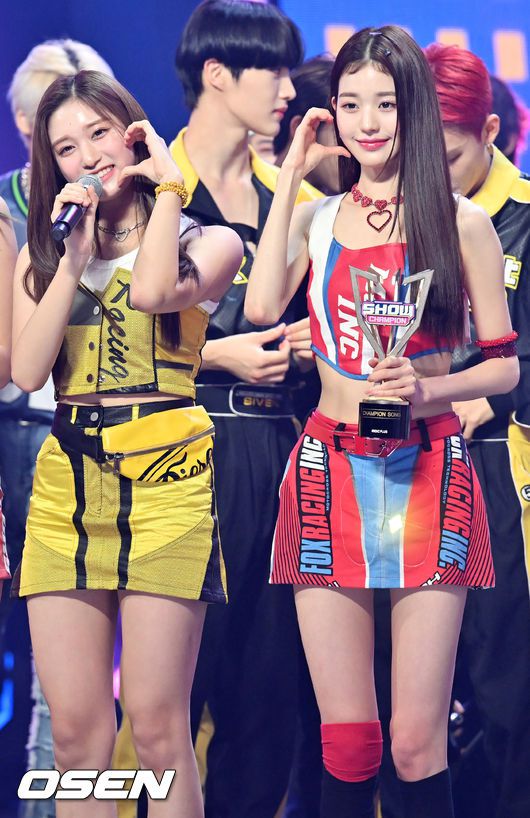 [OSEN=고양,민경훈 기자] 7일 오후 경기도 고양시 일산동구 MBC 드림센터에서 MBC M ‘Show! Champion(쇼! 챔피언)’ 생방송이 진행됐다.가수 아이브(IVE) 챔피언 송에 선정된 후 이서와 장원영이 트로피를 들고 미소짓고 있다. 2022.09.07 / rumi@osen.co.kr