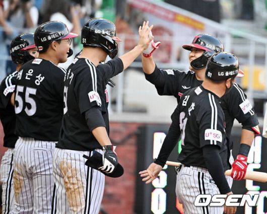 [OSEN=인천, 민경훈 기자] 연장 10회초 2사 주자 만루 김민성이 좌월 역전 만루 홈런을 날린 후 홈을 밟고 있다. 2022.09.25 /rumi@osen.co.kr