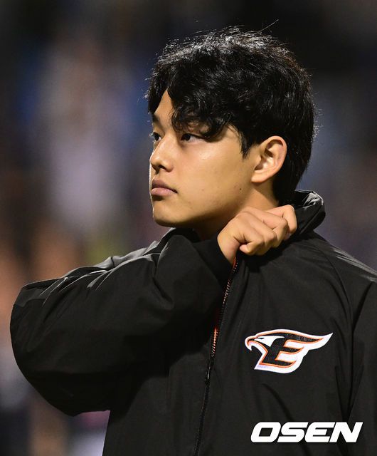 [OSEN=대전, 김성락 기자] 경기 종료 후 한화 문동주가 더그아웃으로 이동하고 있다. 2022.09.21 /ksl0919@osen.co.kr