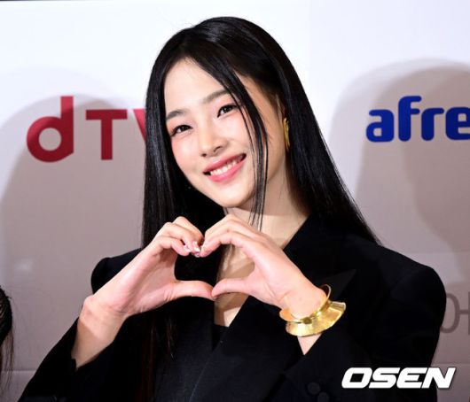 [OSEN=최규한 기자] 8일 오후 서울 방이동 올림픽공원 케이스포돔에서 '2022 더팩트 뮤직 어워즈(THE FACT MUSIC AWARDS, TMA)' 레드카펫 행사가 열렸다.걸그룹 뉴진스 민지가 포즈를 취하고 있다. 2022.10.08 / dreamer@osen.co.kr