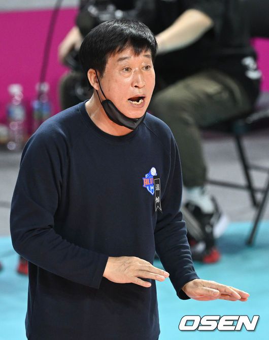 [OSEN=인천, 조은정 기자]1세트 IBK기업은행 김호철 감독이 작전을 지시하고 있다. 2022.11.04 /cej@osen.co.kr