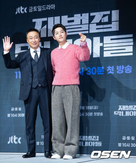 [OSEN=민경훈 기자]이성민과 송중기가 무대 위로 입장하며 포토타임을 갖고 있다. 2022.11.17 / rumi@osen.co.kr