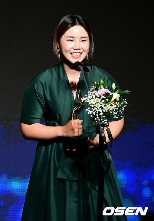 [OSEN=최규한 기자] 21일 서울 삼성동 그랜드 인터컨티넨탈 서울 파르나스에서 ‘2022 KLPGA 대상 시상식’이 열렸다.임희정이 인기상을 수상한 뒤 소감을 전하고 있다. 2022.11.21 / dreamer@osen.co.kr