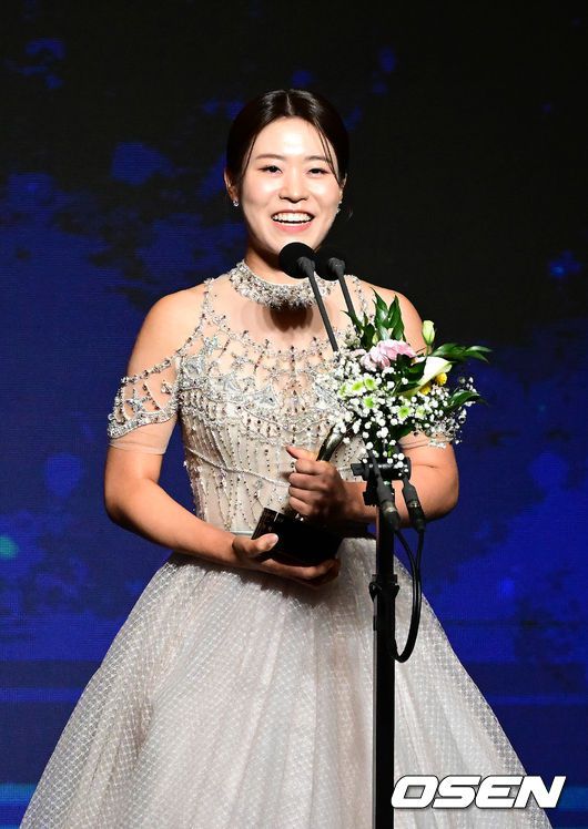[OSEN=최규한 기자] 21일 서울 삼성동 그랜드 인터컨티넨탈 서울 파르나스에서 ‘2022 KLPGA 대상 시상식’이 열렸다.다승왕을 거머쥔 박민지가 소감을 전하고 있다. 2022.11.21 / dreamer@osen.co.kr