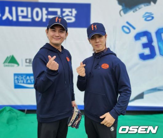 [OSEN=대구, 손찬익 기자] 4일 대구시민야구장에서 열린 '2022 이승엽 드림야구캠프 with 신한은행'에 참가한 인기 가수 노라조 조빈과 원흠. /what@osen.co.kr