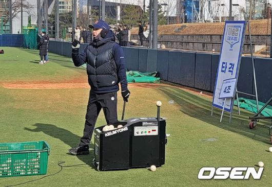 [OSEN=대구, 손찬익 기자] 4일 대구시민야구장에서 열린 '2022 이승엽 드림야구캠프 with 신한은행' 일일 코치로 나선 이택근. /what@osen.co.kr