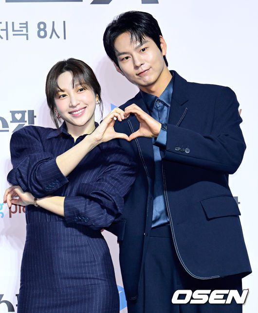 [OSEN=김성락 기자] 22일 오후 서울 강남구 조선 팰리스 서울 강남 더 그레이트 홀에서 쿠팡플레이 시리즈 ‘판타G스팟(판타지스팟)’ 제작발표회가 열렸다.배우 안희연, 박선호가 취재진을 향해 포즈를 취하고 있다. 2022.12.22 /ksl0919@osen.co.kr