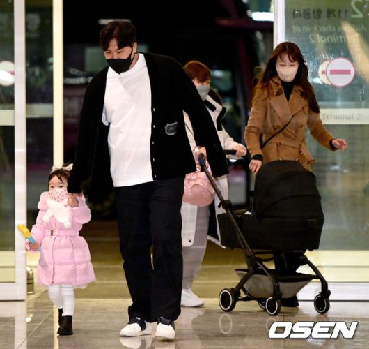[OSEN=인천공항, 최규한 기자]류현진이 아내 배지현, 두 자녀들과 함께 출국장에 도착하고 있다. 2022.12.29 / dreamer@osen.co.kr