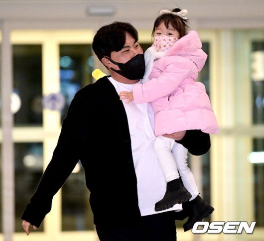 [OSEN=인천공항, 최규한 기자]류현진이 딸을 품에 안고 출국장에 도착하고 있다. 2022.12.29 / dreamer@osen.co.kr