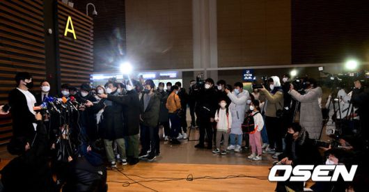 [OSEN=인천공항, 최규한 기자] ‘코리안 몬스터' 류현진(35·토론토 블루제이스)이 2023년 시즌을 준비하기 위해 29일 오전 인천공항을 통해 미국으로 출국했다.류현진은 지난 6월왼쪽 팔꿈치 인대 접합 수술을 받으며 조기에 시즌을 마쳤다. 그는 예년과 다르게 미국으로 일찍 떠나며빠르게 내년 시즌 준비에 돌입할 계획이다.류현진이 출국을 앞두고 취재진과 인터뷰를 갖고 있다. 2022.12.29 / dreamer@osen.co.kr