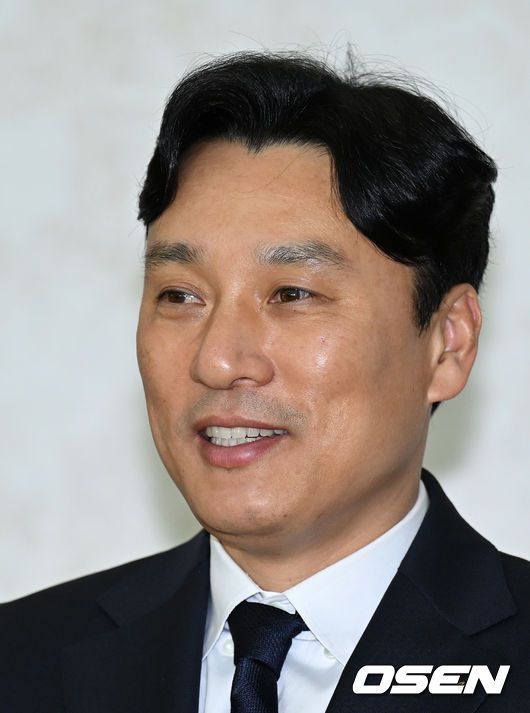 [OSEN=인천공항, 이대선 기자] 29일 두산 베어스 선수단이 인천공항을 통해 스프링캠프 훈련지인 호주 시드니로 출국했다.두산 이승엽 감독이 인터뷰를 하고 있다. 2023.01.29 /sunday@osen.co.kr