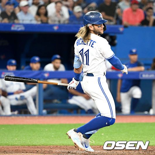 [OSEN=토론토(캐나다 온타리오주), 최규한 기자]6회말 1사 1루 상황 토론토 보 비셋이 안타를 날리고 있다. / dreamer@osen.co.kr