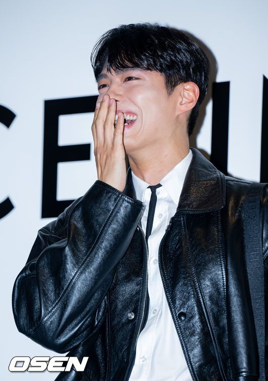 [OSEN=민경훈 기자] 30일 저녁 서울 영등포구 여의도 더현대 서울에서 방탄소년단(BTS) 뷔, 블랙핑크(BLACKPINK) 리사, 배우 박보검 브랜드 포토콜 행사가 열렸다.배우 박보검이 입장하며 포즈를 취하고 있다. 2023.03.30 / rumi@osen.co.kr