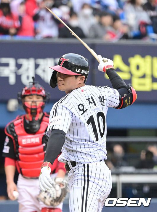 [OSEN=잠실, 김성락 기자] 3회말 2사 1루 LG 오지환이 헛스윙 삼진아웃된 뒤 배트를 그라운드에 내려친 뒤 던지고 있다. 2023.04.29 /ksl0919@osen.co.kr