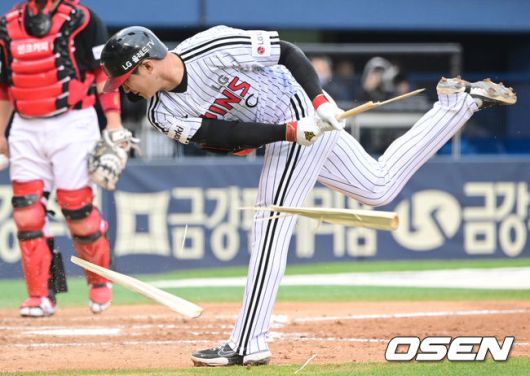 [OSEN=잠실, 김성락 기자] 3회말 2사 1루 LG 오지환이 헛스윙 삼진아웃된 뒤 배트를 그라운드에 내려치고 있다. 2023.04.29 /ksl0919@osen.co.kr
