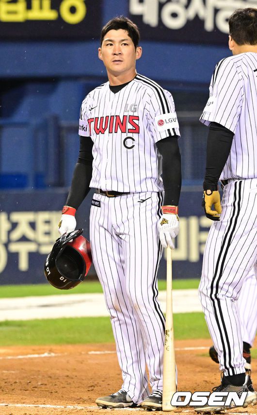 [OSEN=잠실, 김성락 기자] 경기 종료 후 LG 오지환이 아쉬워하고 있다. 2023.04.29 /ksl0919@osen.co.kr