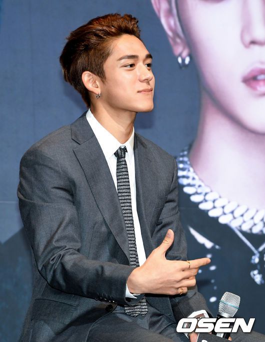 [OSEN=지형준 기자] SuperM(슈퍼엠) 론칭 기자회견이 2일 오전 서울 용산 드래곤시티에서 열렸다.슈퍼엠은 샤이니 태민, 엑소 백현과 카이, NCT 127 태용과 마크, 중국 그룹 WayV 루카스와 텐 등 7명의 멤버로 구성된 연합팀이다.슈퍼엠 루카스가 앨범 소개를 하며 안무를 선보이고 있다./jpnews@osen.co.kr