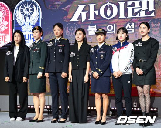 [OSEN=최규한 기자] 24일 서울 마포동 호텔 나루 서울 엠갤러리에서 넷플릭스 예능 '사이렌: 불의 섬' 제작발표회가 열렸다.이은경 PD가 포즈를 취하고 있다. 2023.05.24 / dreamer@osen.co.kr