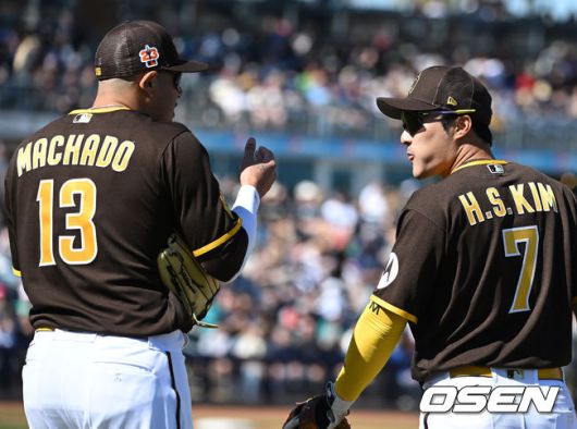 [OSEN=지형준 기자] 샌디에이고 마차도와 김하성이 수비를 준비하고 있다. 2023.02.25 /jpnews@osen.co.kr