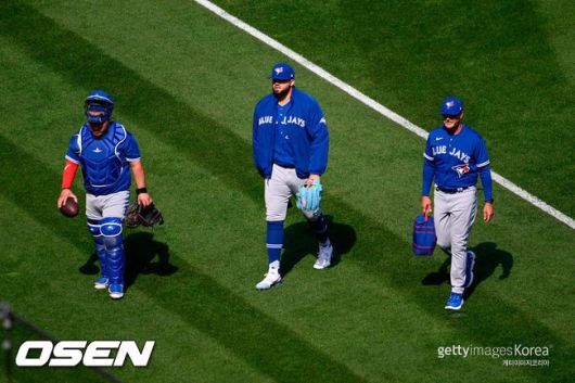 [사진] 토론토 포수 알레한드로 커크, 투수 알렉 마노아, 피트 워커 투수코치(왼쪽부터). ⓒGettyimages(무단전재 및 재배포 금지)