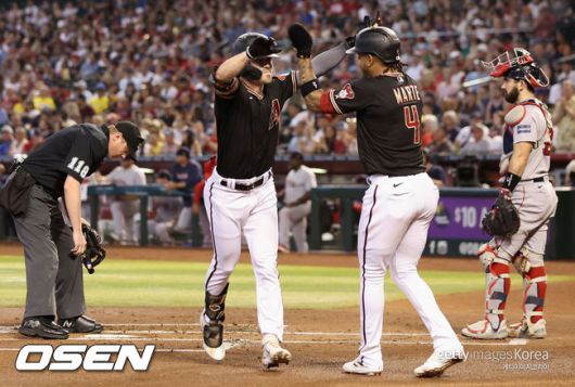 [사진] 애리조나 코빈 캐롤(왼쪽)이 1회 투런 홈런을 치고 케텔 마르테와 기뻐하고 있다. ⓒGettyimages(무단전재 및 재배포 금지)