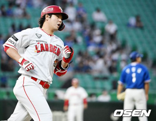 [OSEN=인천, 민경훈 기자] 1일 오후 인천 SSG 랜더스 필드에서 2023 신한은행 SOL KBO리그 SSG 랜더스와 삼성 라이온즈의 경기가 열렸다.4회말 SSG 선두타자 최정이 좌월 솔로홈런을 날린 후 그라운드를 돌고 있다. 2023.06.01 /rumi@osen.co.kr